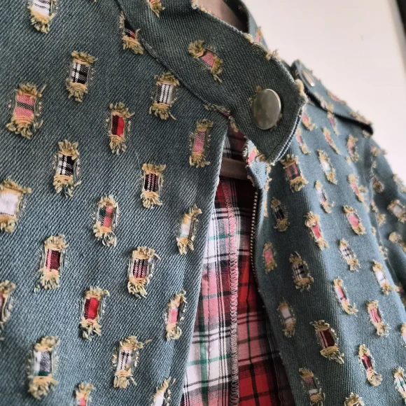 Stylish Blue Jacket with Patterned Design - Picture 4 of 7